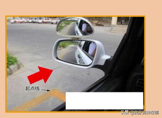 如何安全倒车避免损坏车门