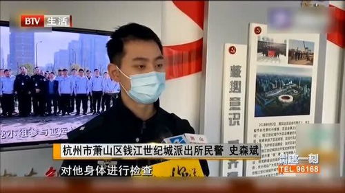 男人认出老板是同学，先结账后相认