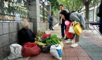 几个孩子凑钱给拾荒大爷买饭