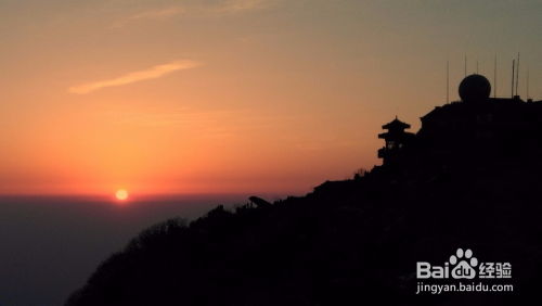 三名男子在泰山山顶呼呼大睡，错失了观看日出的美景