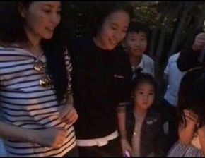 王菲女儿李嫣罕见露面，展现母女深情