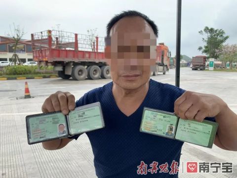 豪横弟弟准备万元大钞迎接哥哥下考场