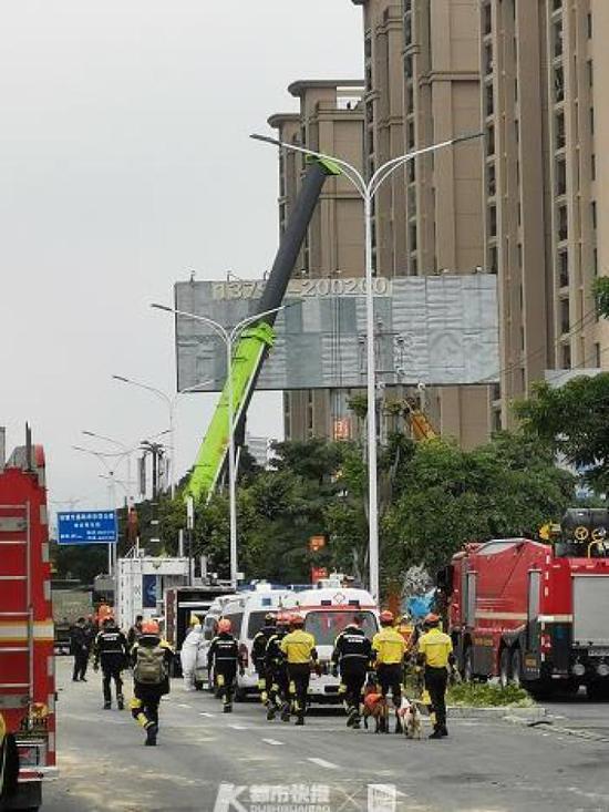 上海一商业街门头连片坍塌，紧急救援工作进行中